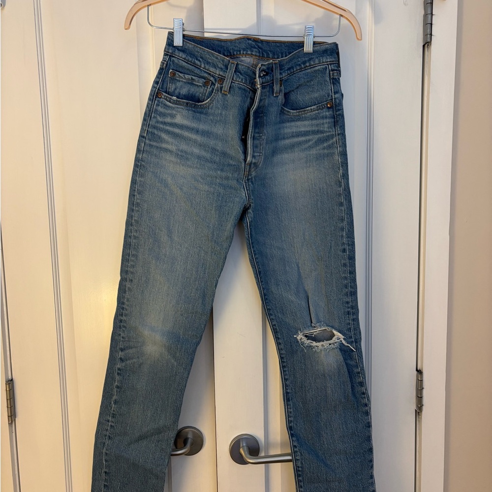 Levi's Women’s Straight Leg Jeans in Light Blue with Tan Patch
